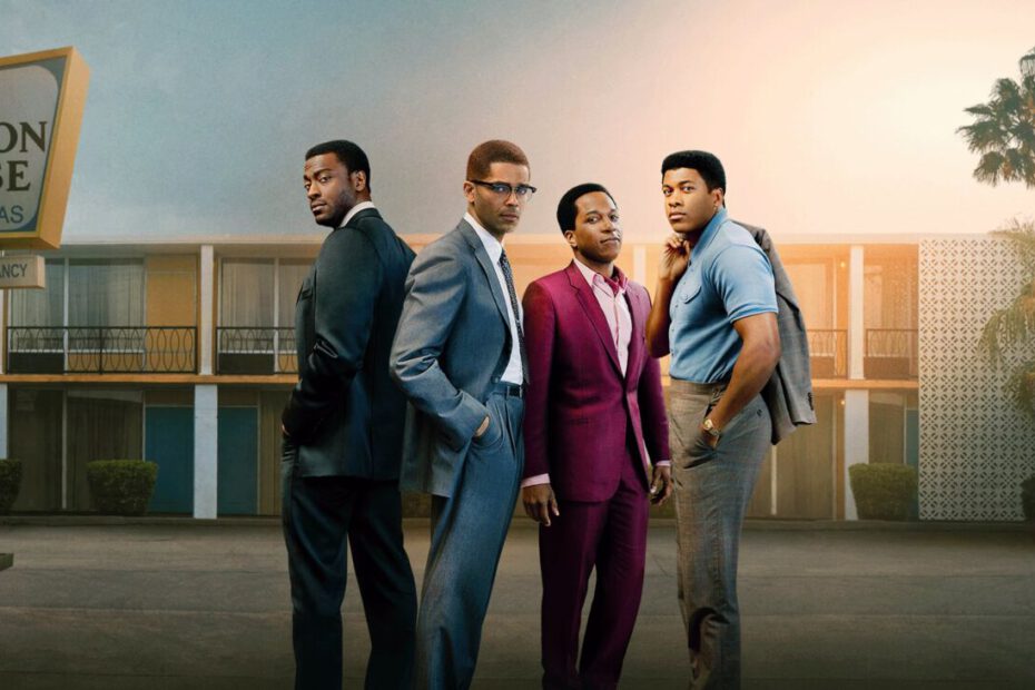 Quatro homens negros vestindo terno, da esquerda para a direita Jim Brown, Malcon X, Sam Cooke e Muhamed Ali